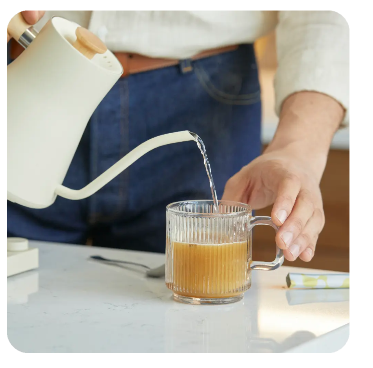Préparation matinale d'Unimate, le concentré de yerba maté du système Feel Great